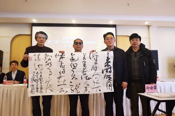 中国书协副主席刘洪彪向史光柱会长赠送书法作品