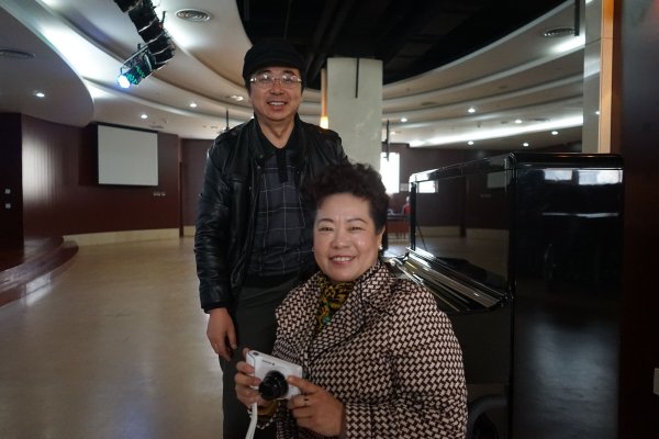 康一平主任与朗诵爱好者