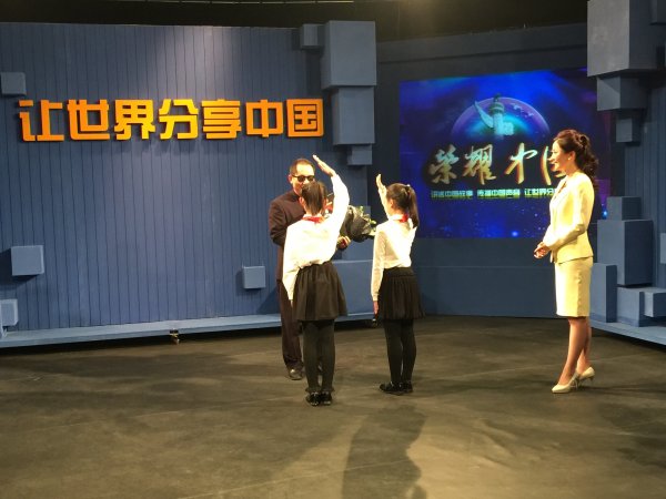 少先队员向史光柱鲜花