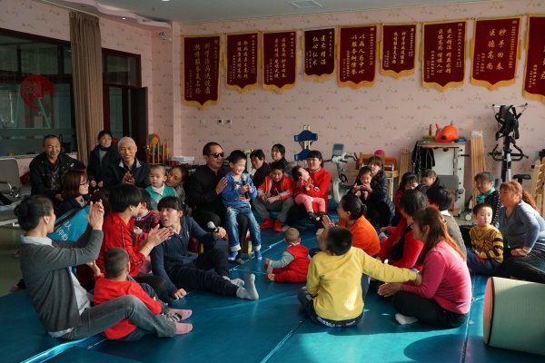 怀柔康复中心的 孩子们 与史光柱互动