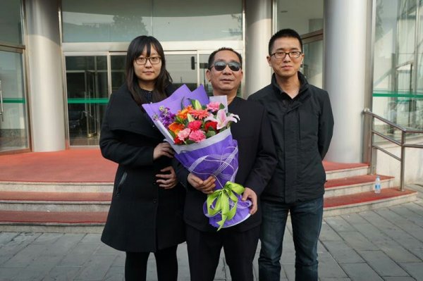 史光柱等促进会成员到怀柔康复中心智障院慰问与新华记者常伟合影
