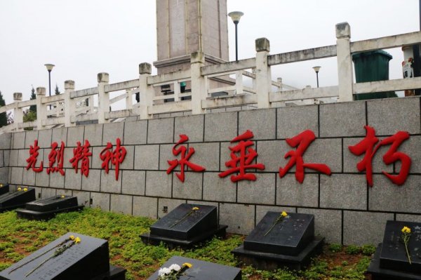 先烈精神，永垂不朽