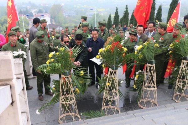 洒酒祭英雄