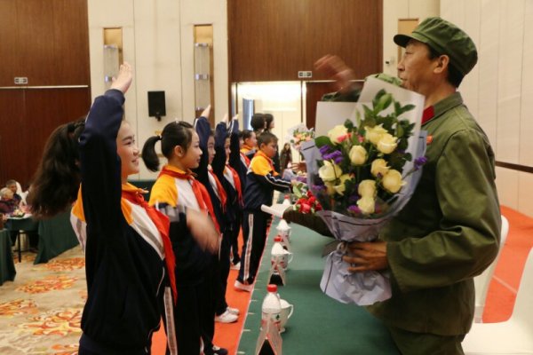 少先队员向老兵代表献花