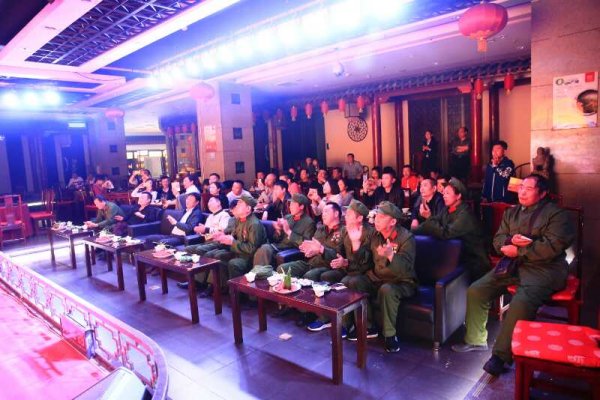 个代表听史光柱讲述英雄后文化