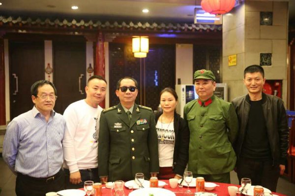 英雄后文化众人写，其中两个人，一个叫刘守民，一个叫何灵，一男一女就在 此画面中猜猜是 谁？