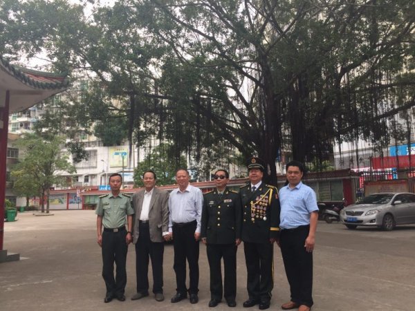 中国少年军校联盟副主席刘江山，英雄史光柱毛羽亮随三小新老校长进场