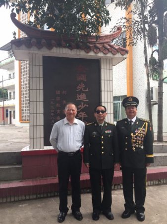 刘江山史光柱毛羽亮在全国先进少年军校纪念碑前