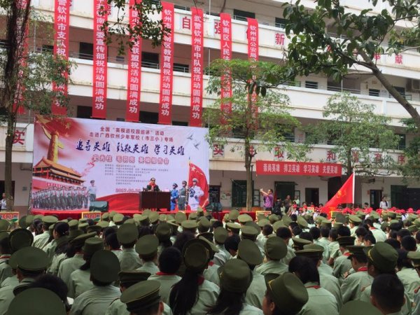三小学生聆听史光柱讲述英烈们可歌可泣的 故事