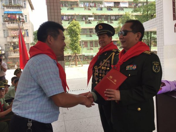校长冯明伟向英雄颁发聘书
