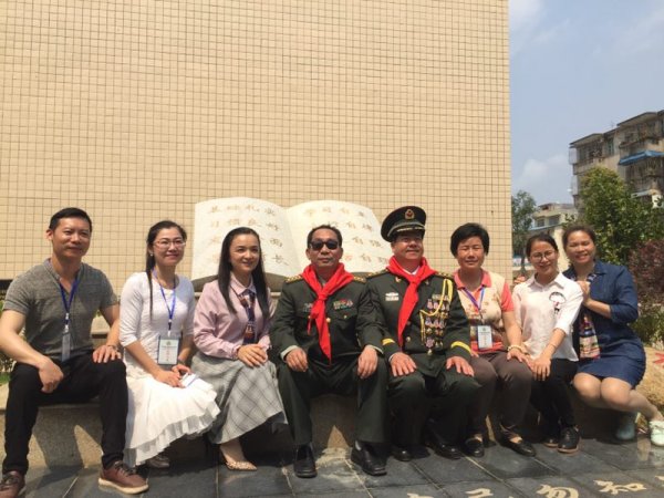 副县长梁春红邓 老师与英雄合影