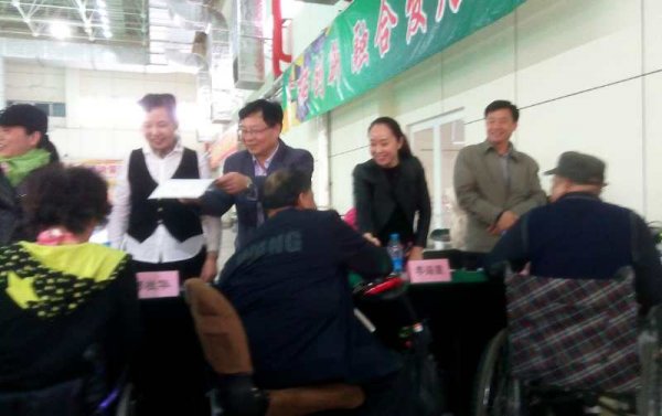 个领导 向结业学员颁发结业证书