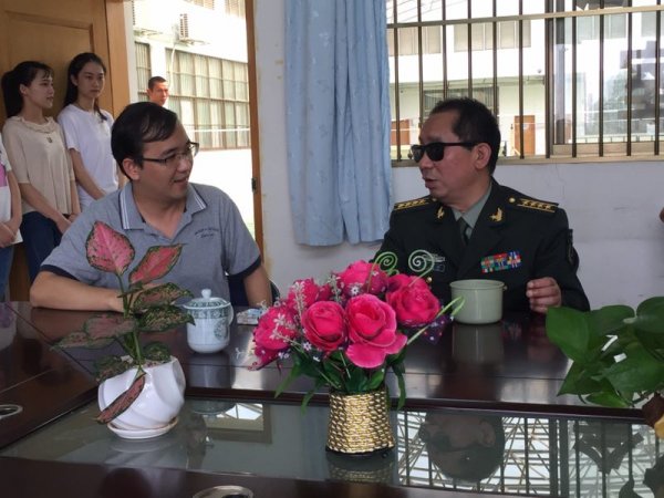 文理学院谢能重向史光柱介绍学员情况