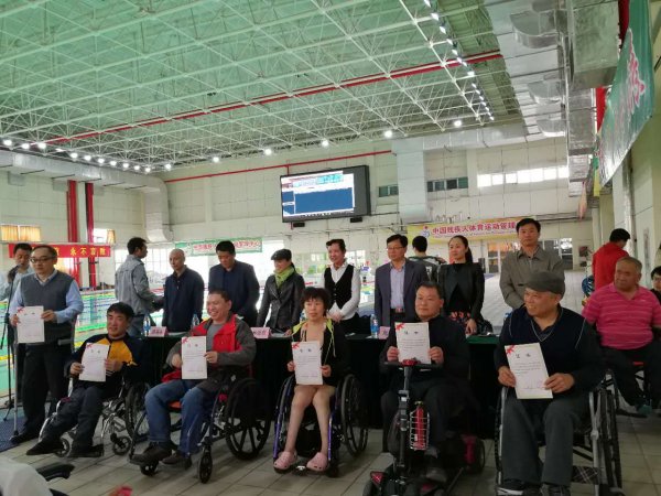 结业代表与各领导合影