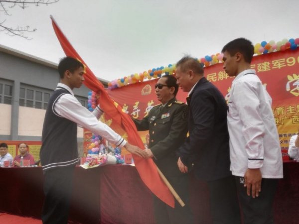史光柱向史光柱班授旗