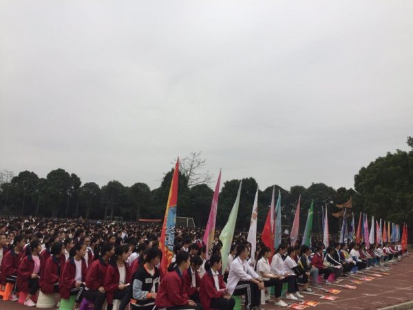 学生聆听演讲