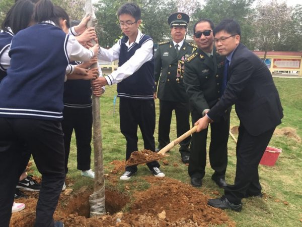 史光柱班代表英雄栽树
