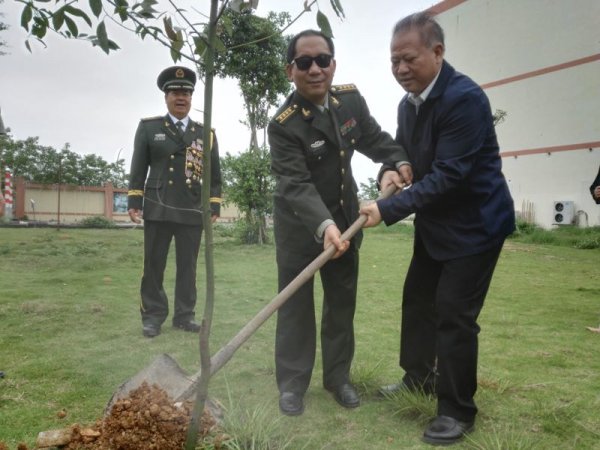刘江山协助史光柱栽纪念树