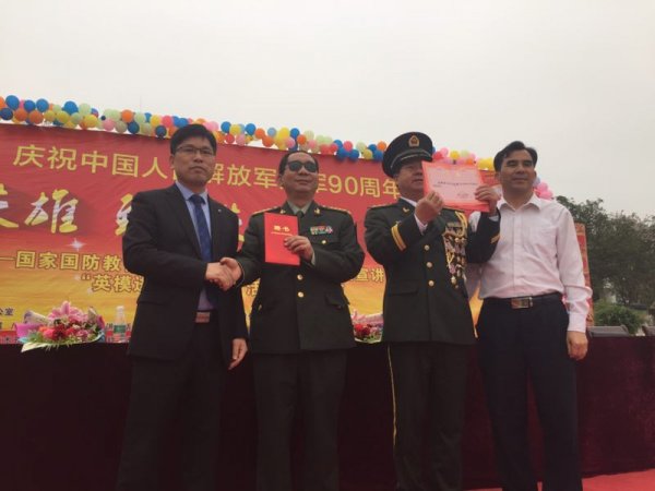 校领导向英雄颁发证书