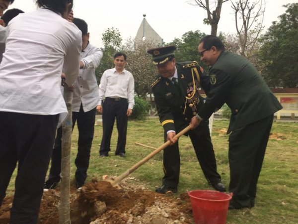毛羽亮班代表栽英雄树