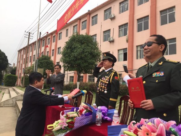 校长颁发 校外辅导员证书