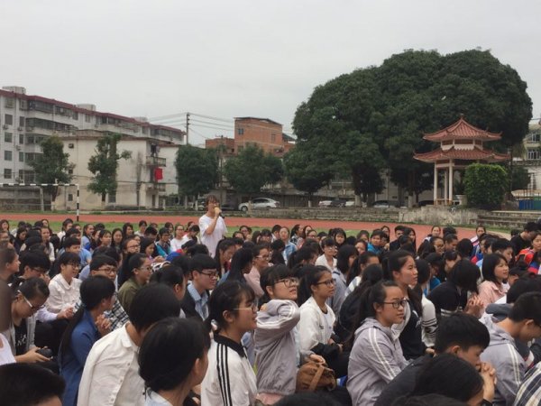 学生代表向史光柱提问