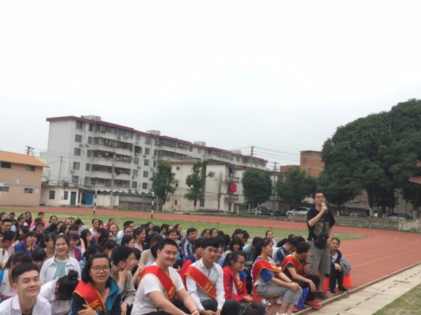 学生代表向毛羽亮提问
