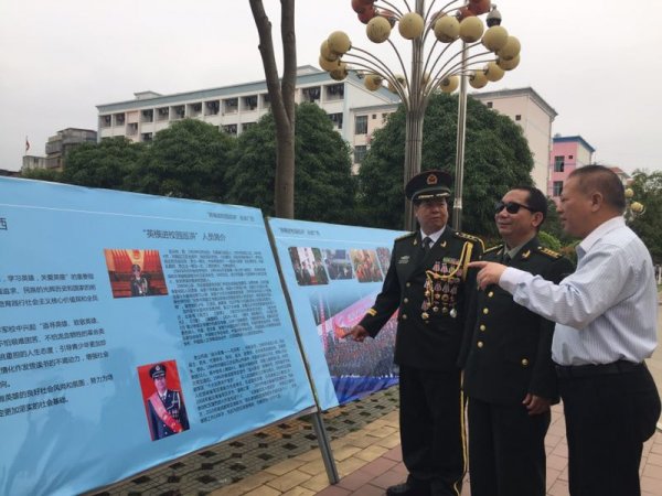 刘江山  毛羽亮  史光柱介绍宣传栏