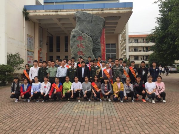 宣讲团与师生代表