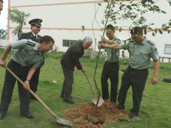 英烈后人刘玉平与刘成华