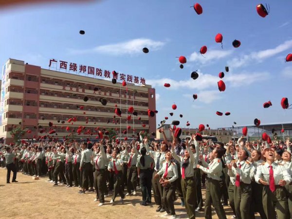 学生庆祝训练结束