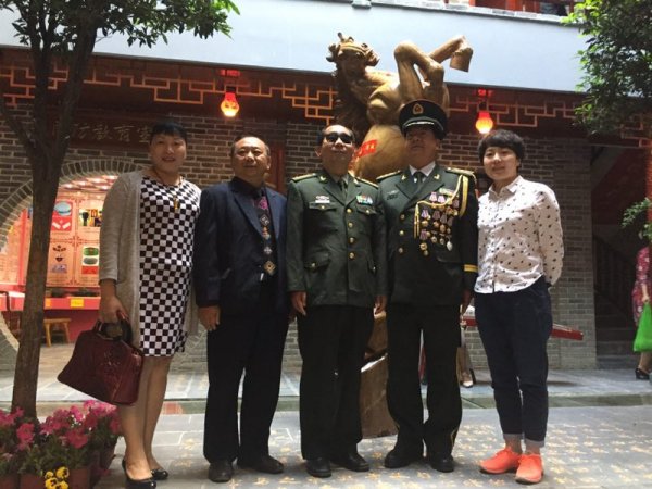 史光柱与英雄全家