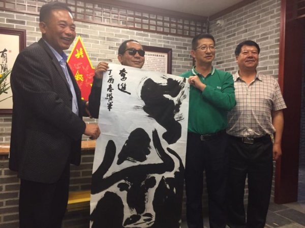 牛人 画牛画   臧跃军将军为 史光柱留下墨宝