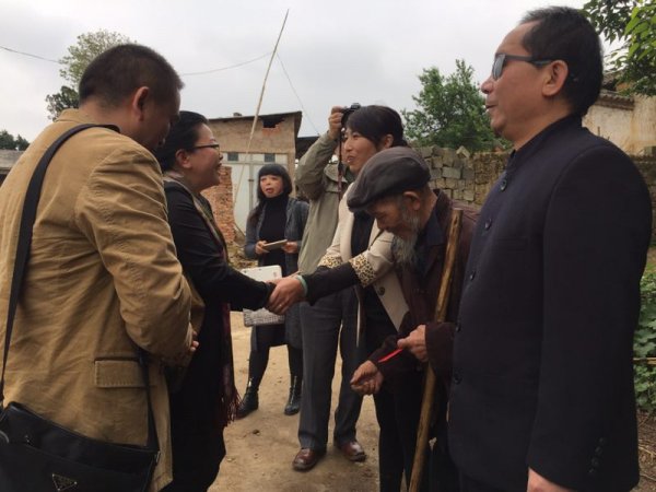 北京助残爱心公益促进会中国大爱联盟驻昆明办事处主任阳光副主任马家顺看望烈士父亲