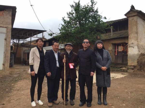 昆明滇韵文体艺术研究会会长等人与烈士家属