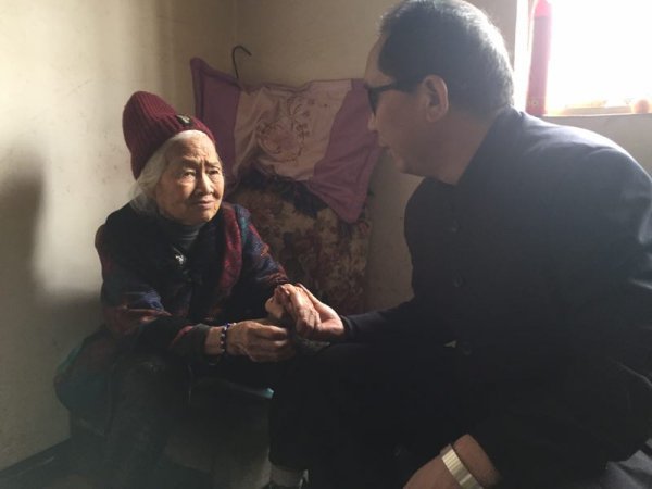 影子儿子史光柱看望烈士母亲