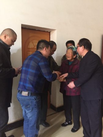 汇聚天下董事长王润元，主任臧层生，白总看望郭品华母亲