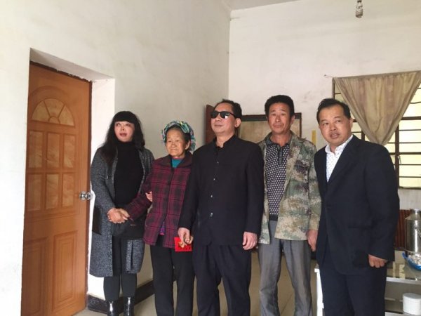 滇韵文体艺术研究会会长李薇，副会长郑天富与郭品华烈士家属