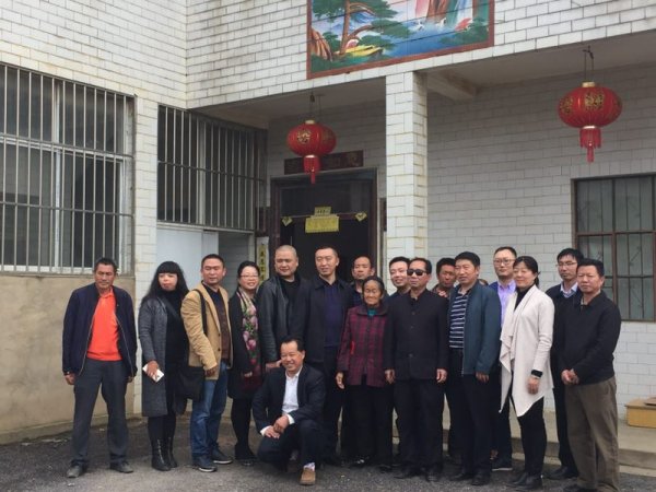 爱心人烈士家属合影士与郭品华
