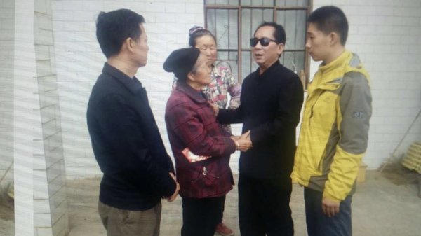 去年还有郭品华的父亲,今年我只能跟民政局王正光局长看望烈士母亲