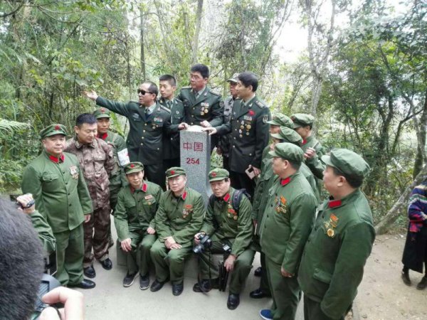 向战友介绍我 带领全排浴血奋战的 路线