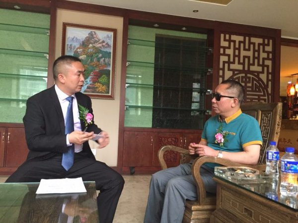 史光柱向昆明办事处副主任马家顺询问仪式流程