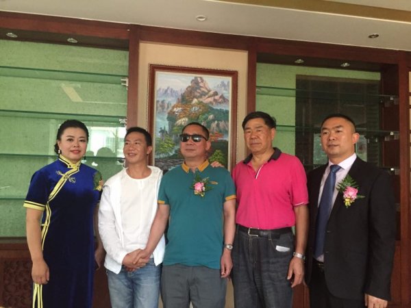 演讲家蔡朝东与办事处主任阳光、副主任马家顺和云南马龙县吉祥经贸有限公司总经理高云达