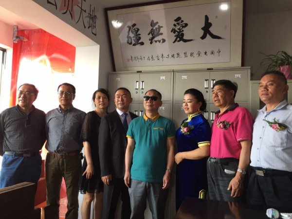 与会代表在昆明办事处办公室参观