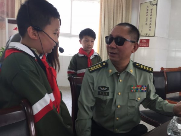 育新小学二年级中队代表邀请史光柱到 中队考察