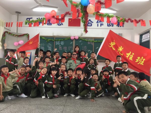 与英雄合影