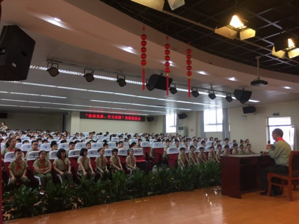 史光柱在多媒体会场作报告