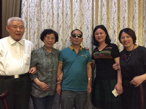 新老校长陈梅、曾林英、吴娟与贾雪阳将军和史光柱