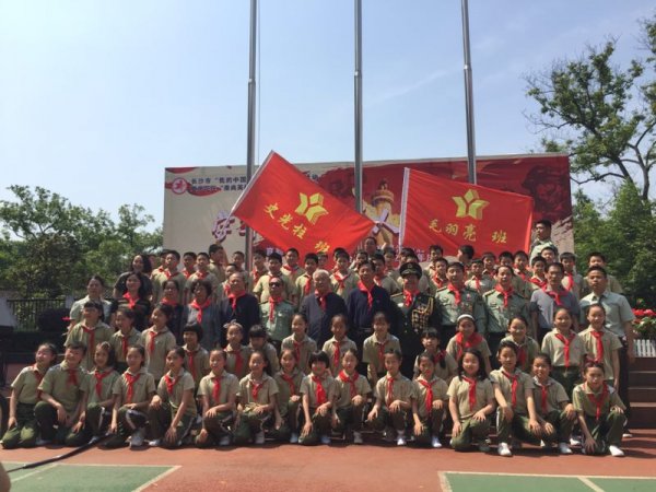 英模巡讲团校领导与史光柱毛羽亮班