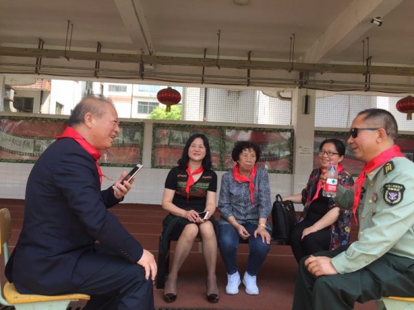 秘书长刘江山与两位老校长聊光荣